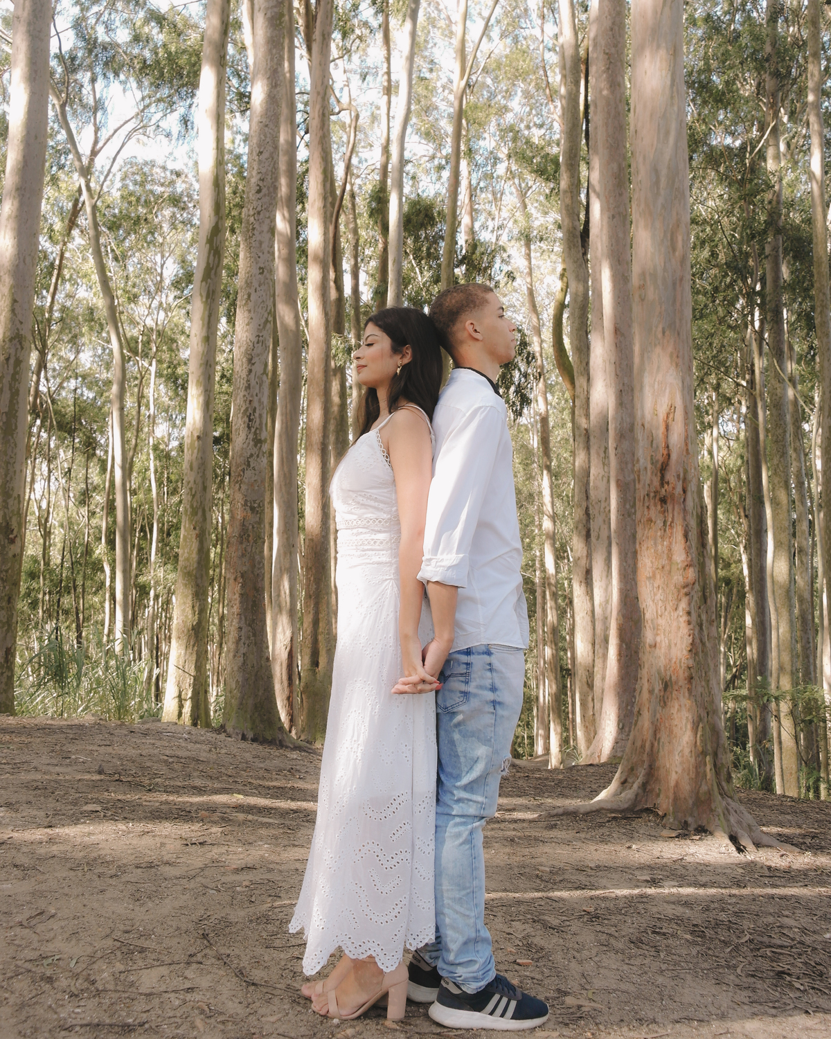 noivos de costas um para o outro na floresta