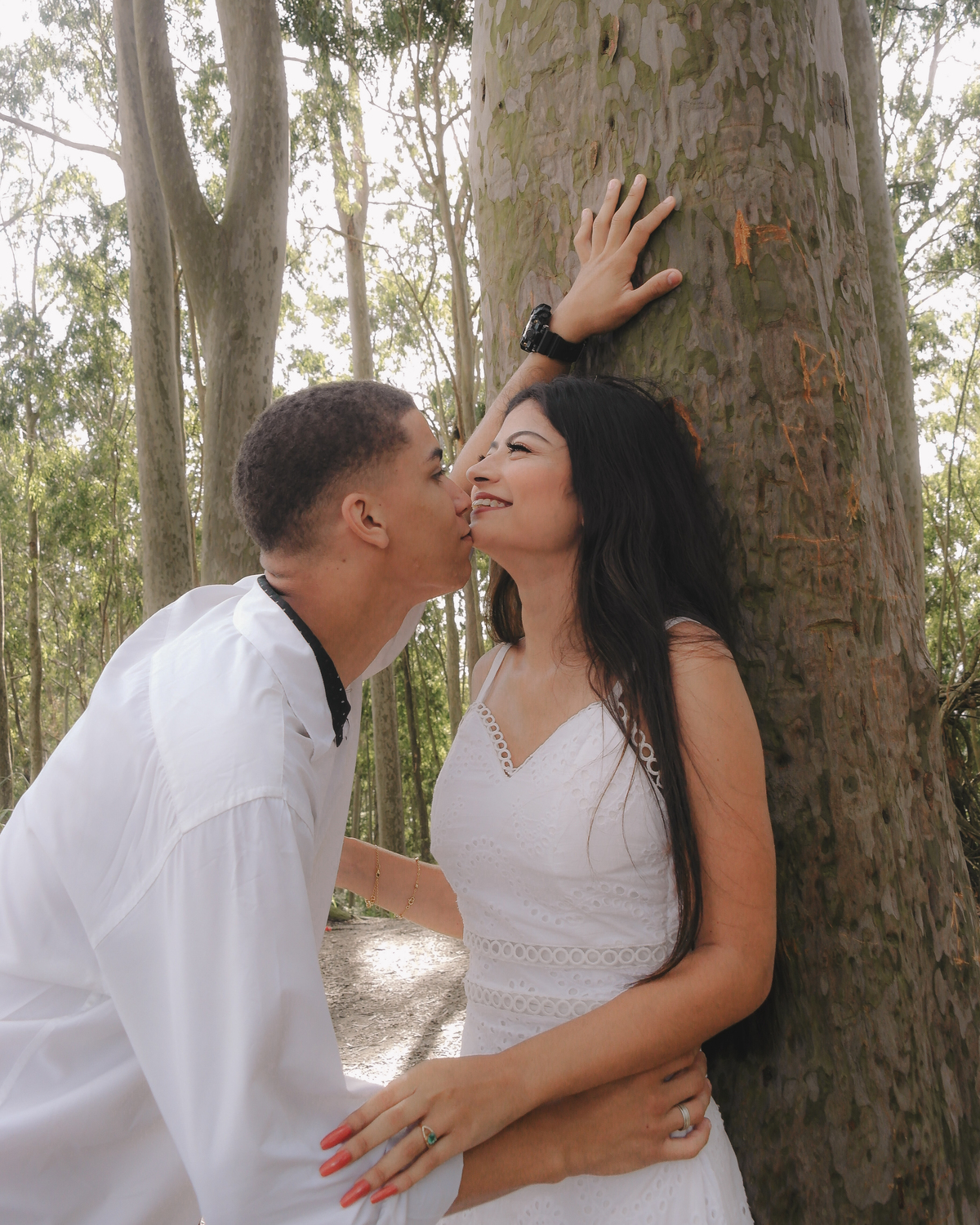 casal brincando na floresta niterói