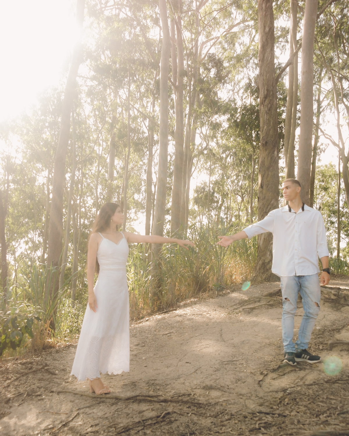casal erguendo as mão na floresta niteroi Rj