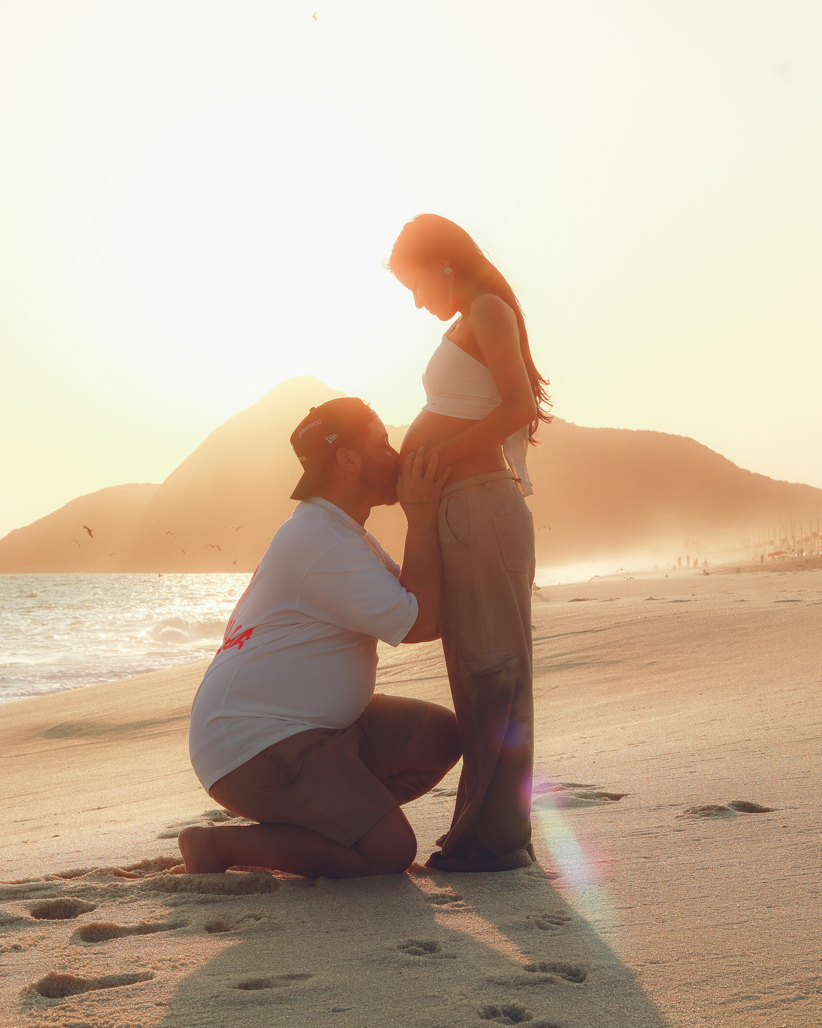 beijando a barriga na praia
Grávida 