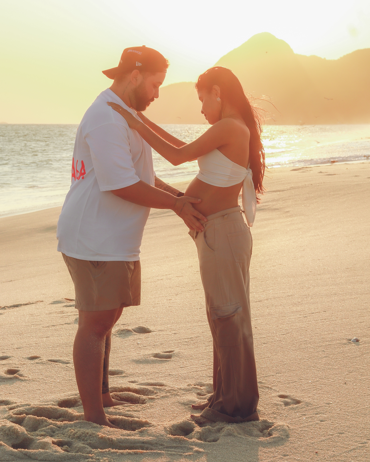 Casal junto no por do sol na praia