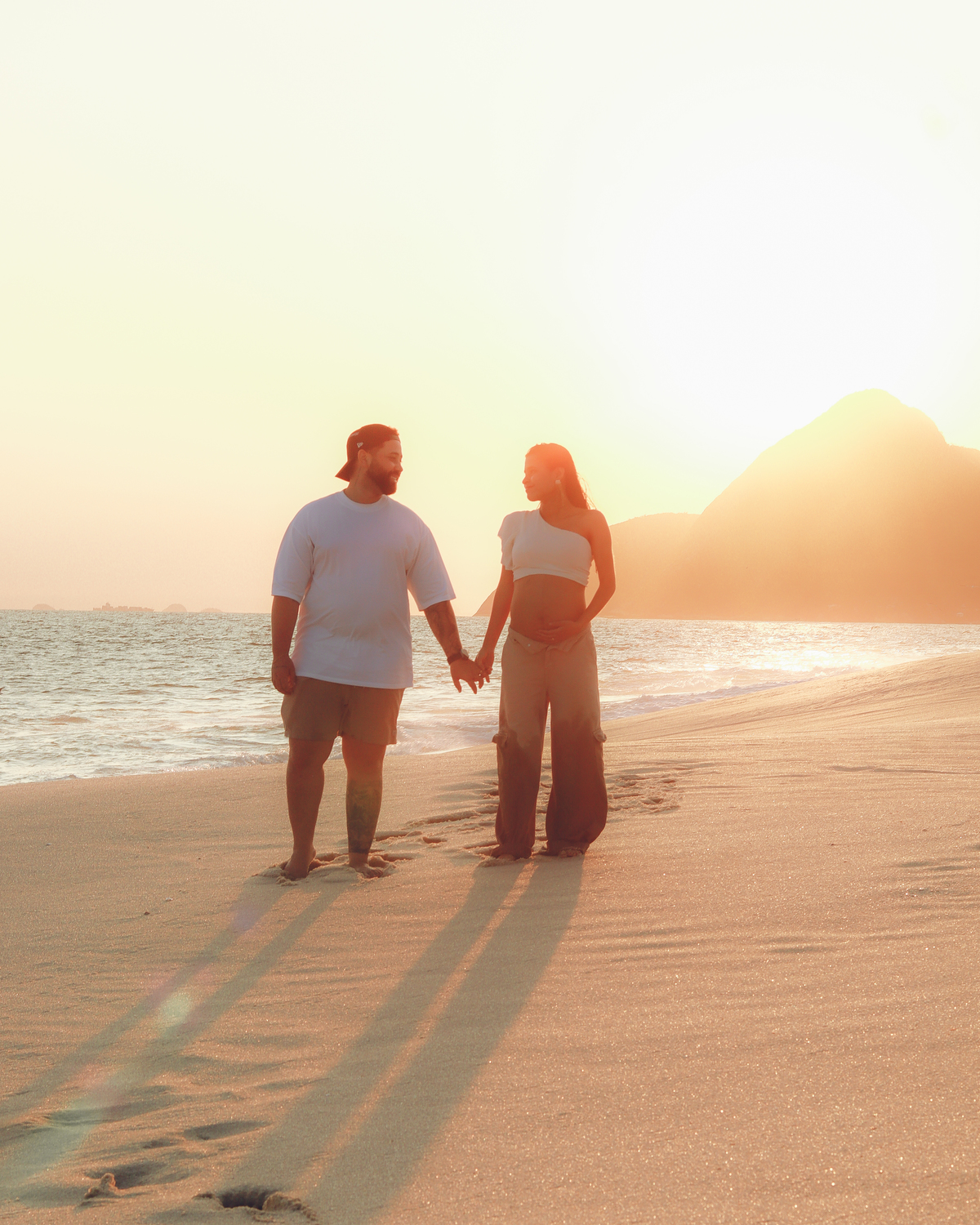 Casal na praia/  Gestante