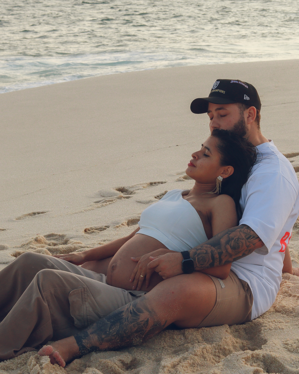 Sentados na areia da praia