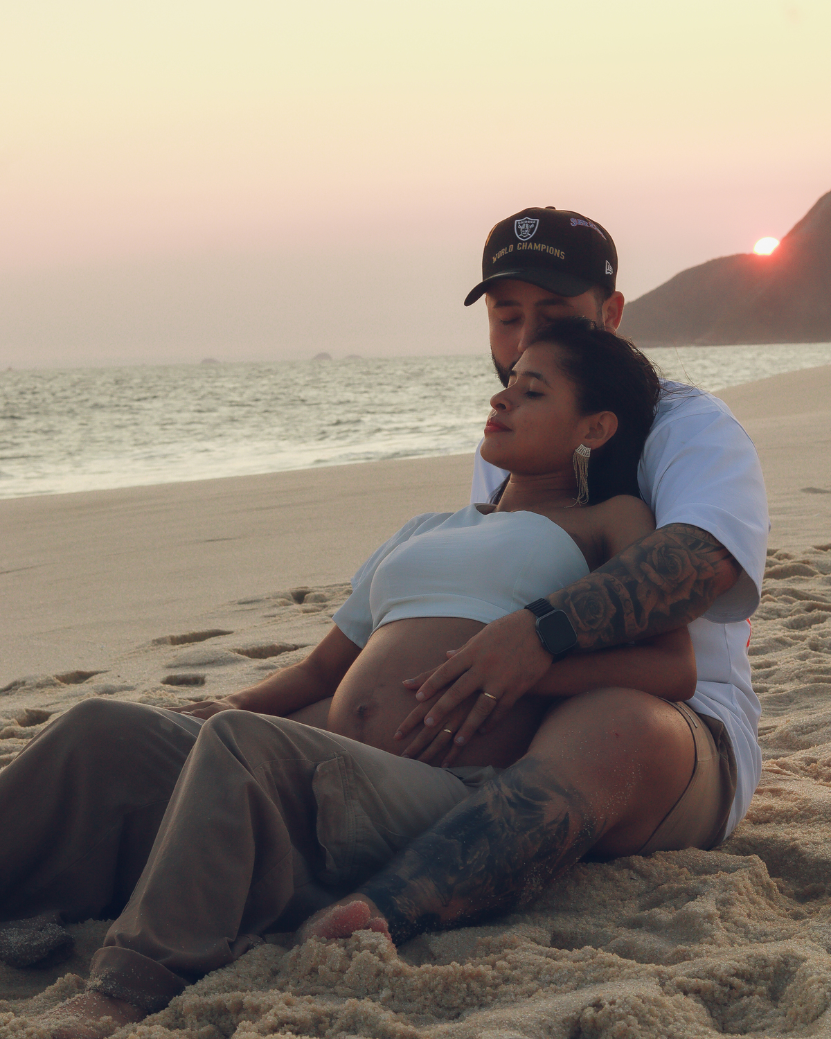 Casal sentados por do sol