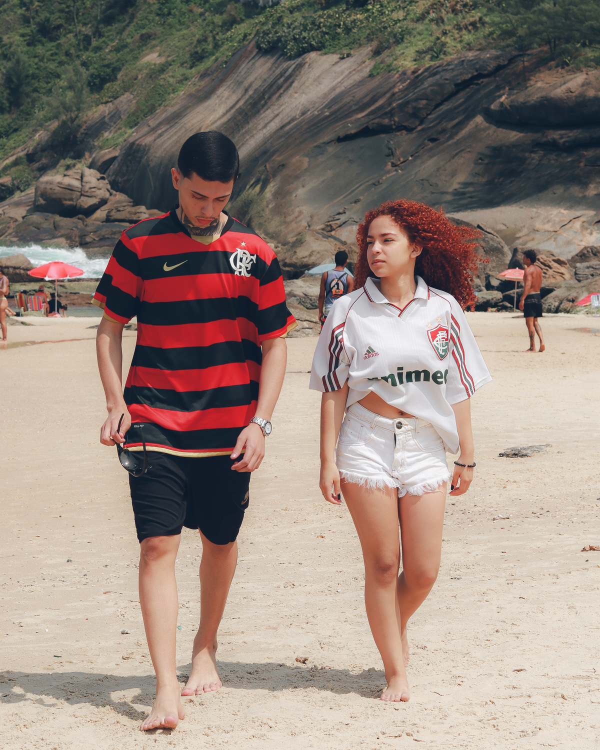 casal na praia camisa de time