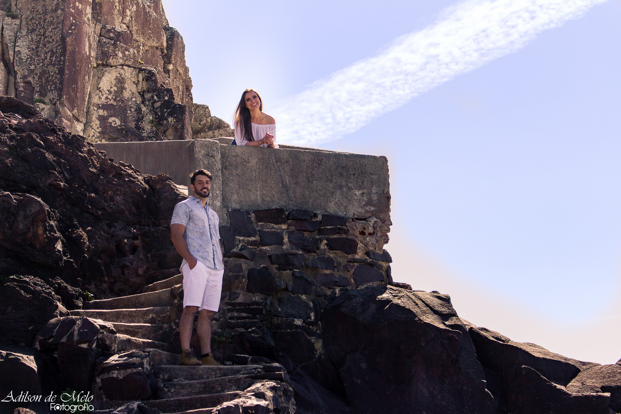 Ensaio pré casamento na praia, nas escadas, clicado pelo fotógrafo Adilson de Melo na praia de Torres/RS