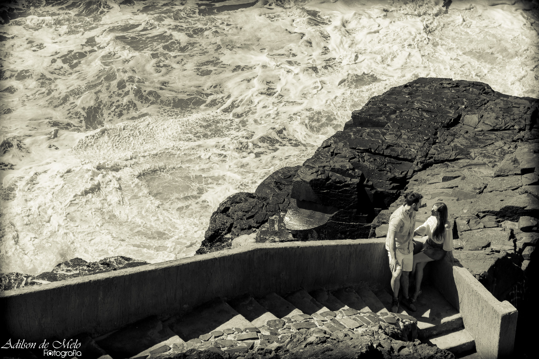 Ensaio pré casamento na praia, escadas da guarita, clicado pelo fotógrafo Adilson de Melo na praia de Torres/RS