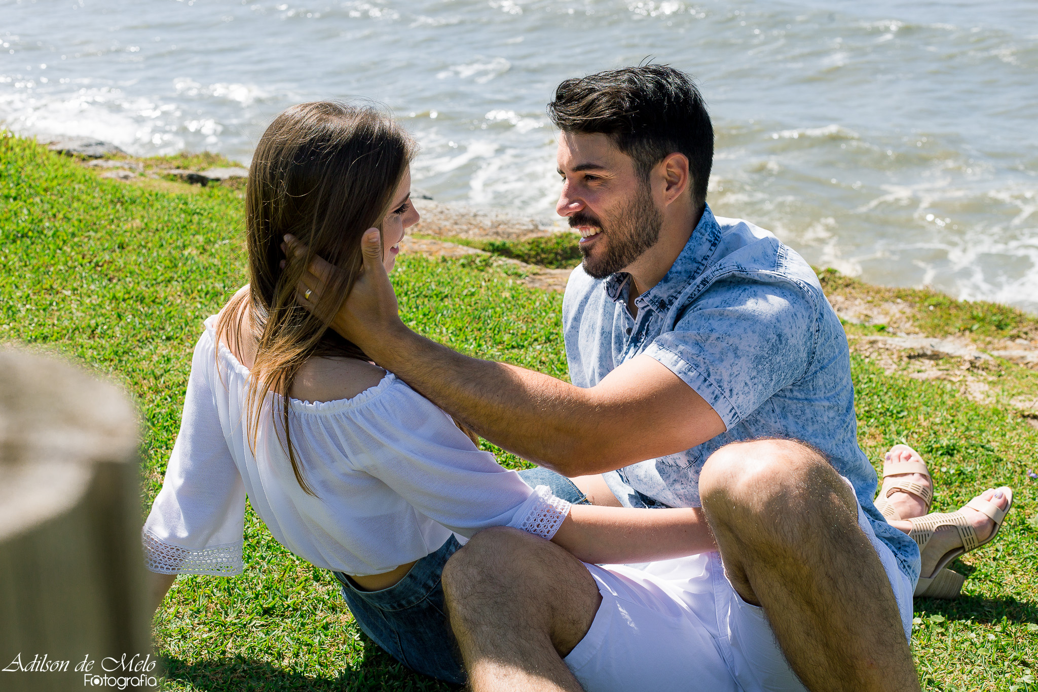 Ensaio pré casamento na praia da guarita se olhando, clicado pelo fotógrafo Adilson de Melo na praia de Torres/RS