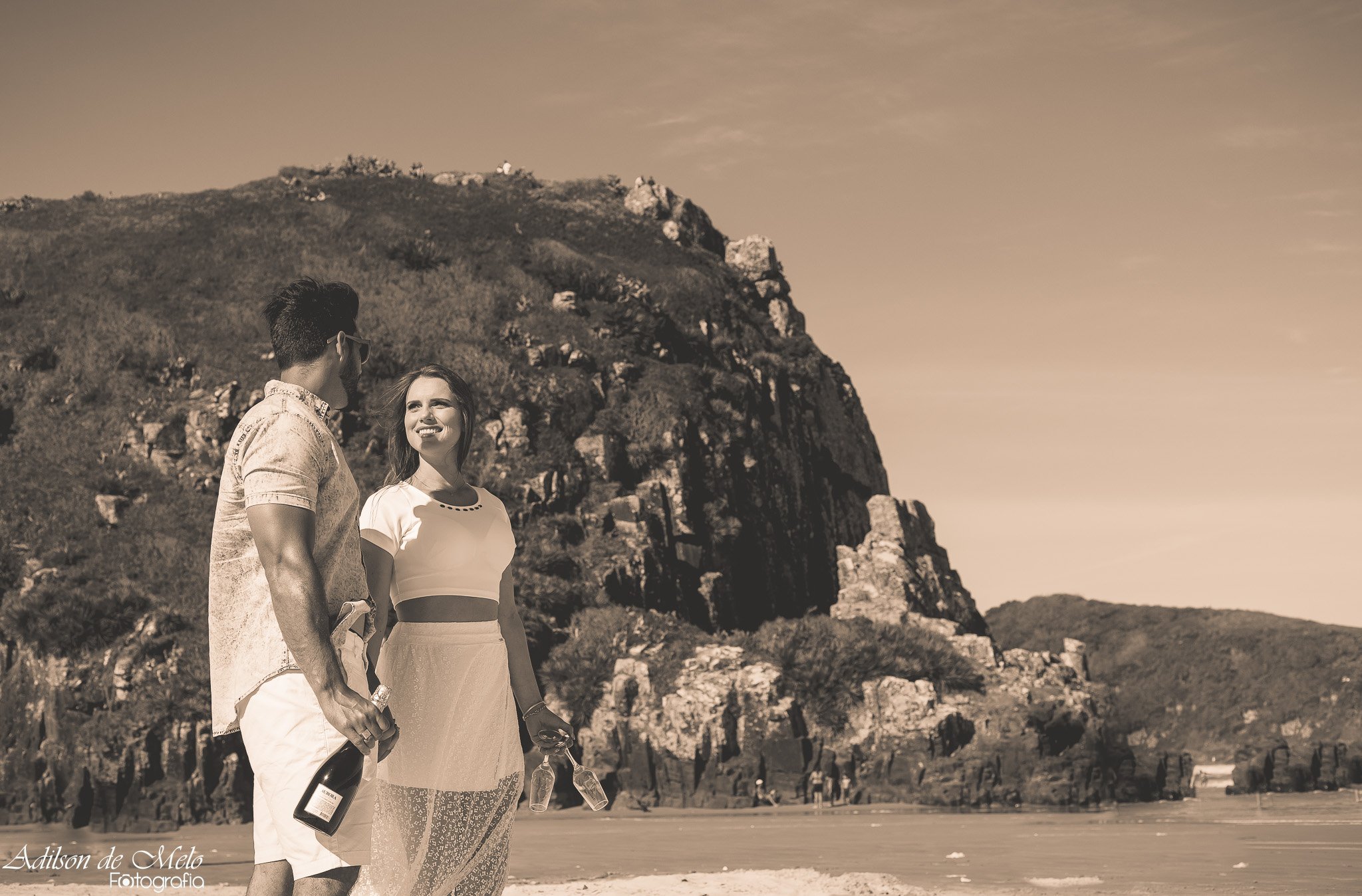 Ensaio pré casamento na praia, trocando olhares, clicado pelo fotógrafo Adilson de Melo na praia de Torres/RS