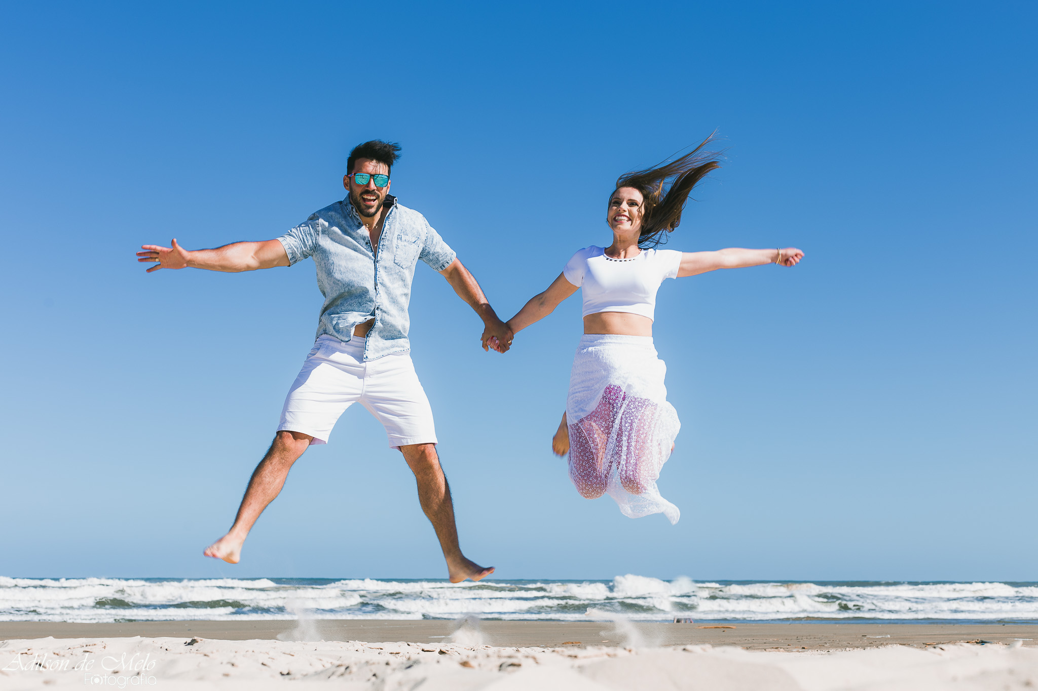 Ensaio pré casamento na praia, clicado pelo fotógrafo Adilson de Melo na praia de Torres/RS