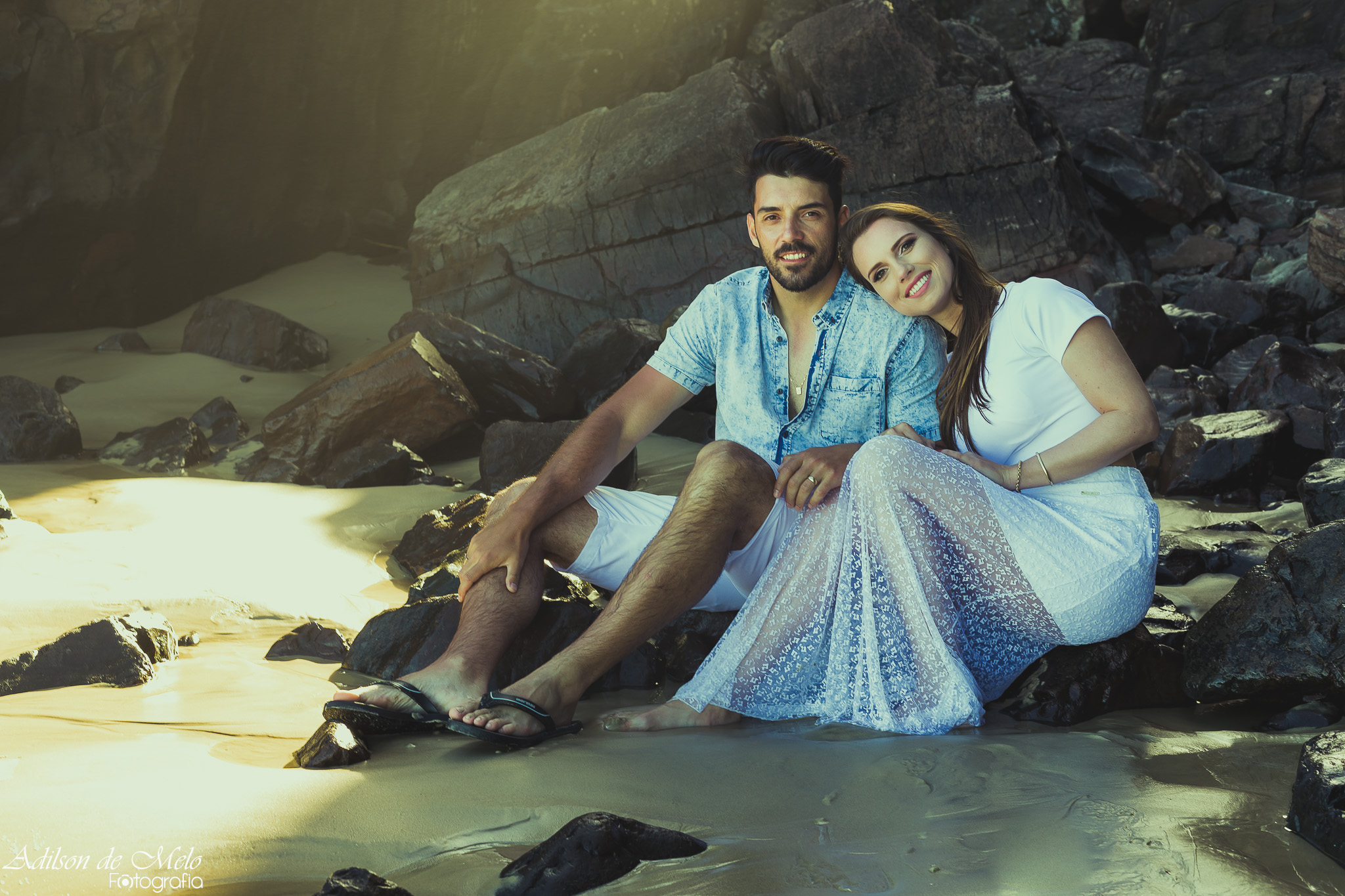 Ensaio pré casamento na praia, deitada no ombro, clicado pelo fotógrafo Adilson de Melo na praia de Torres/RS