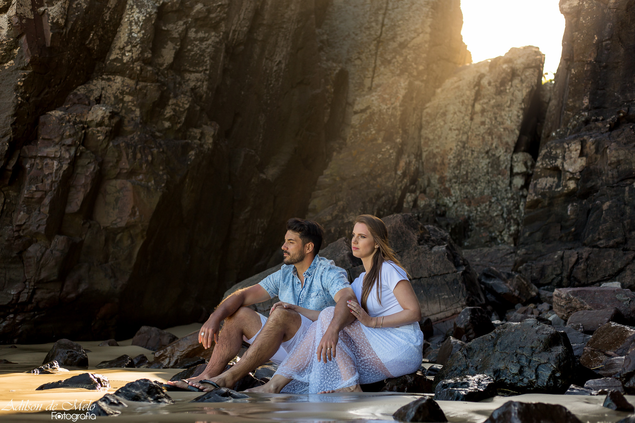 Ensaio pré casamento na praia observando o mar, clicado pelo fotógrafo Adilson de Melo na praia de Torres/RS