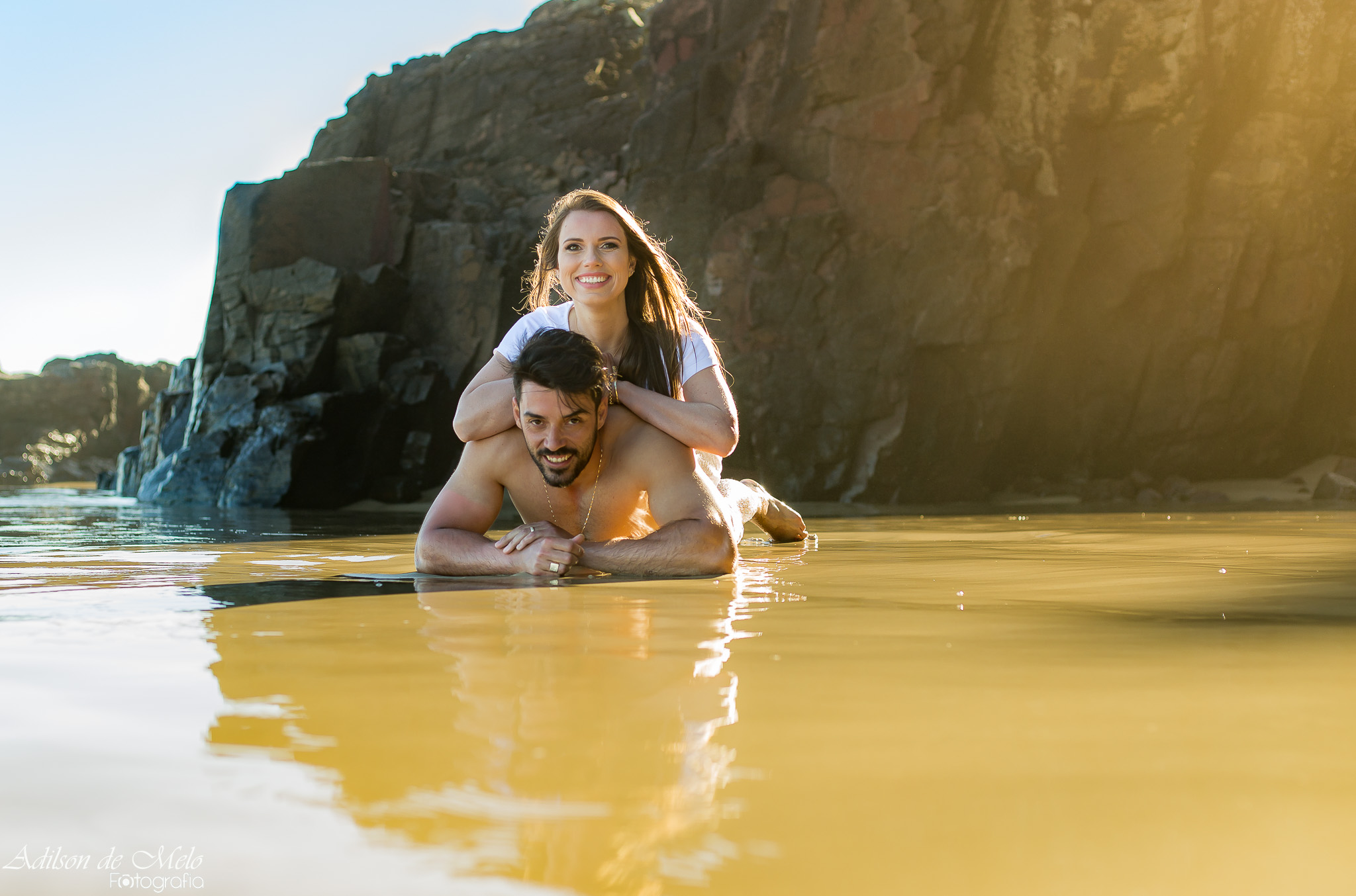 Ensaio pré casamento na praia deitados na areia, clicado pelo fotógrafo Adilson de Melo na praia de Torres/RS
