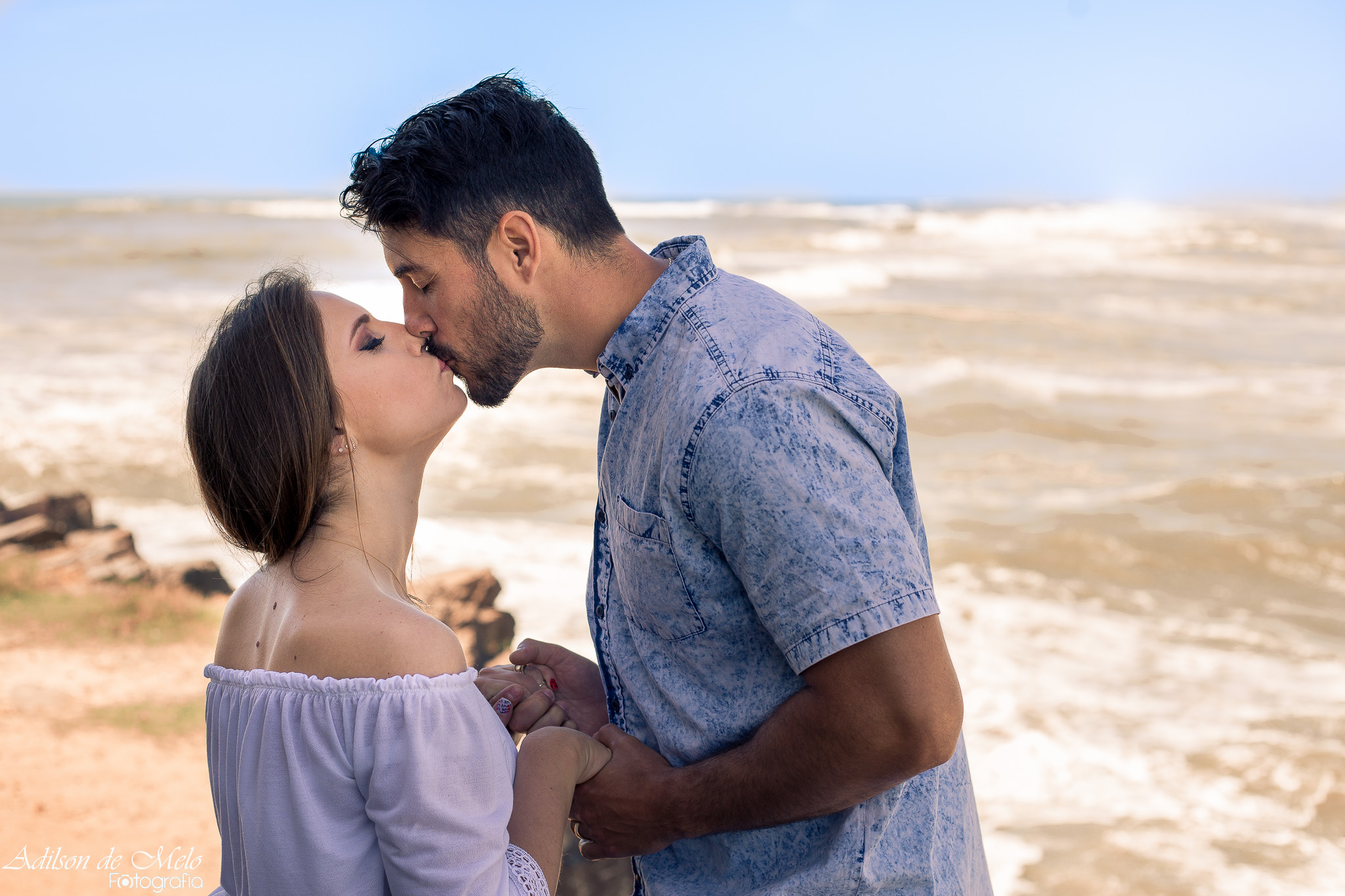 Ensaio pré casamento na praia da guarita se beijando, clicado pelo fotógrafo Adilson de Melo na praia de Torres/RS