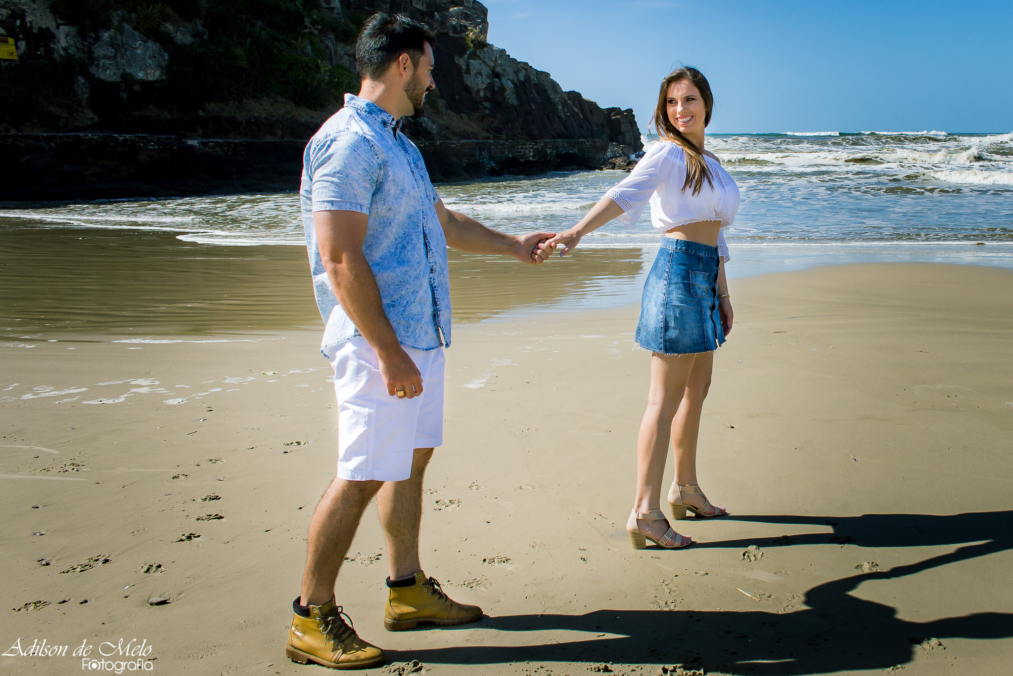 Ensaio pré casamento na praia da guarita puxando,clicado pelo fotógrafo Adilson de Melo na praia de Torres/RS