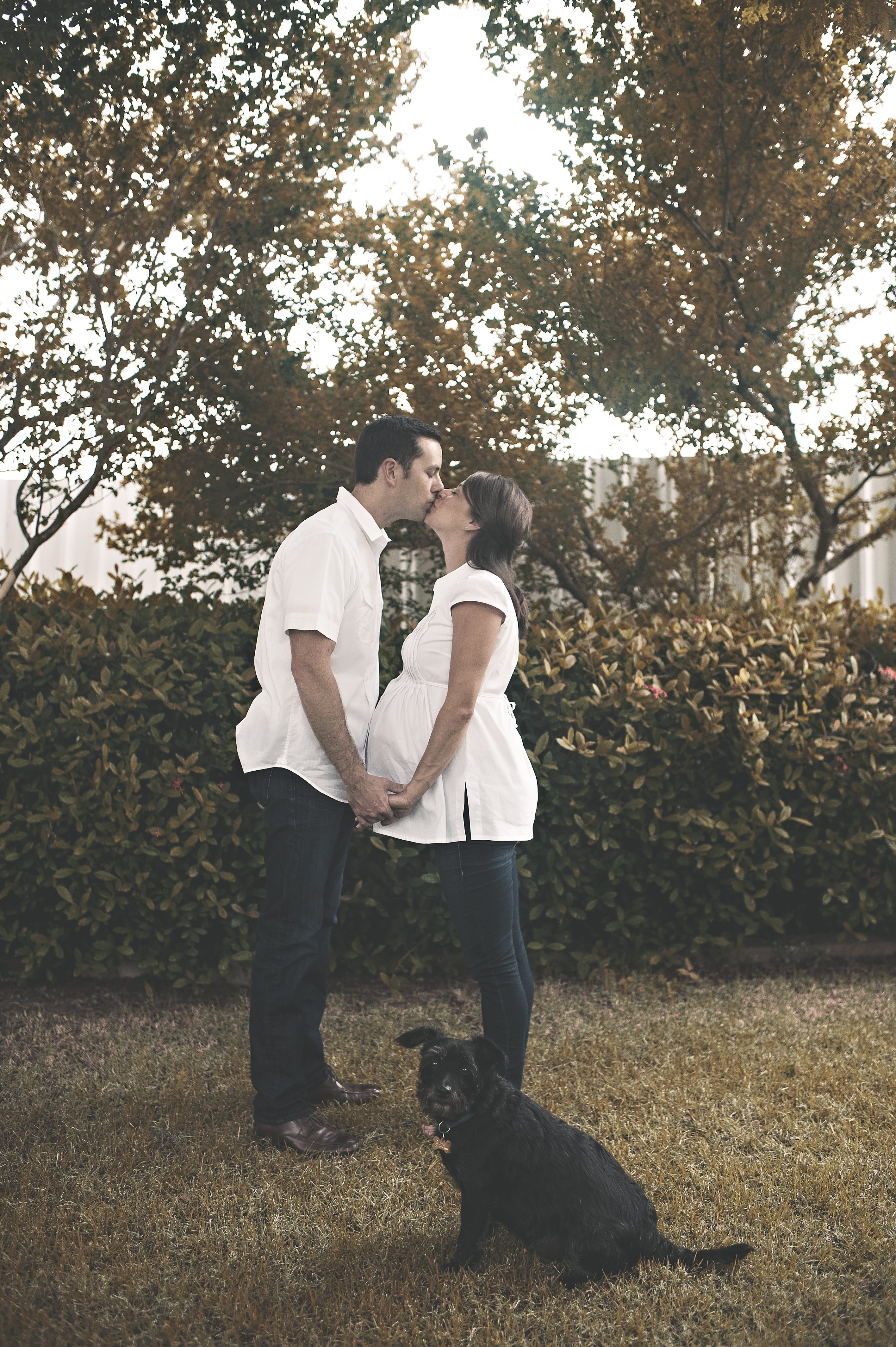 Ensaio externo de gestante fotos externas gestação Barra da Tijuca Rio de Janeiro família com cachorro pet