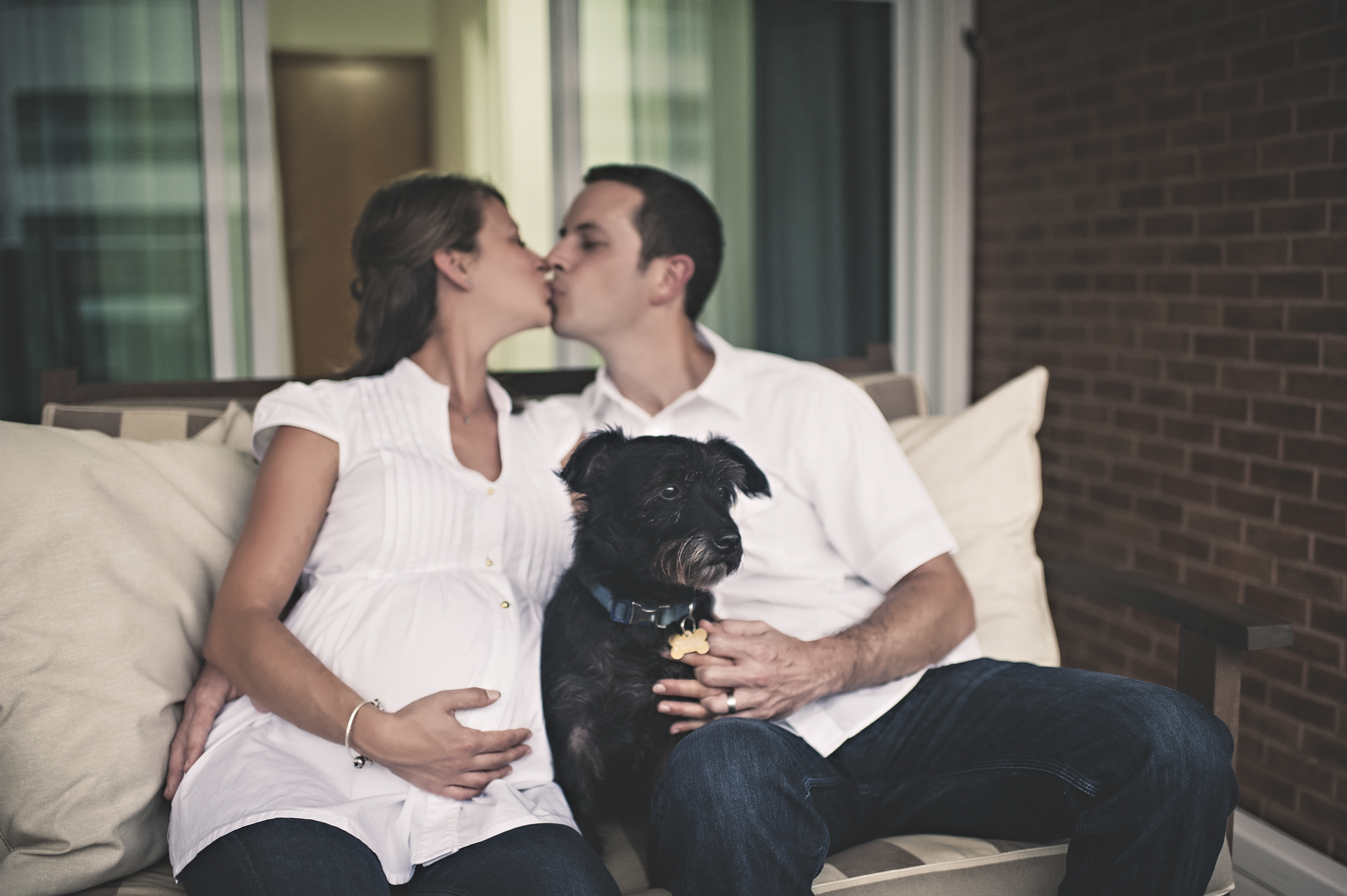 Família com cachorro ensaio de gestante externo com pet