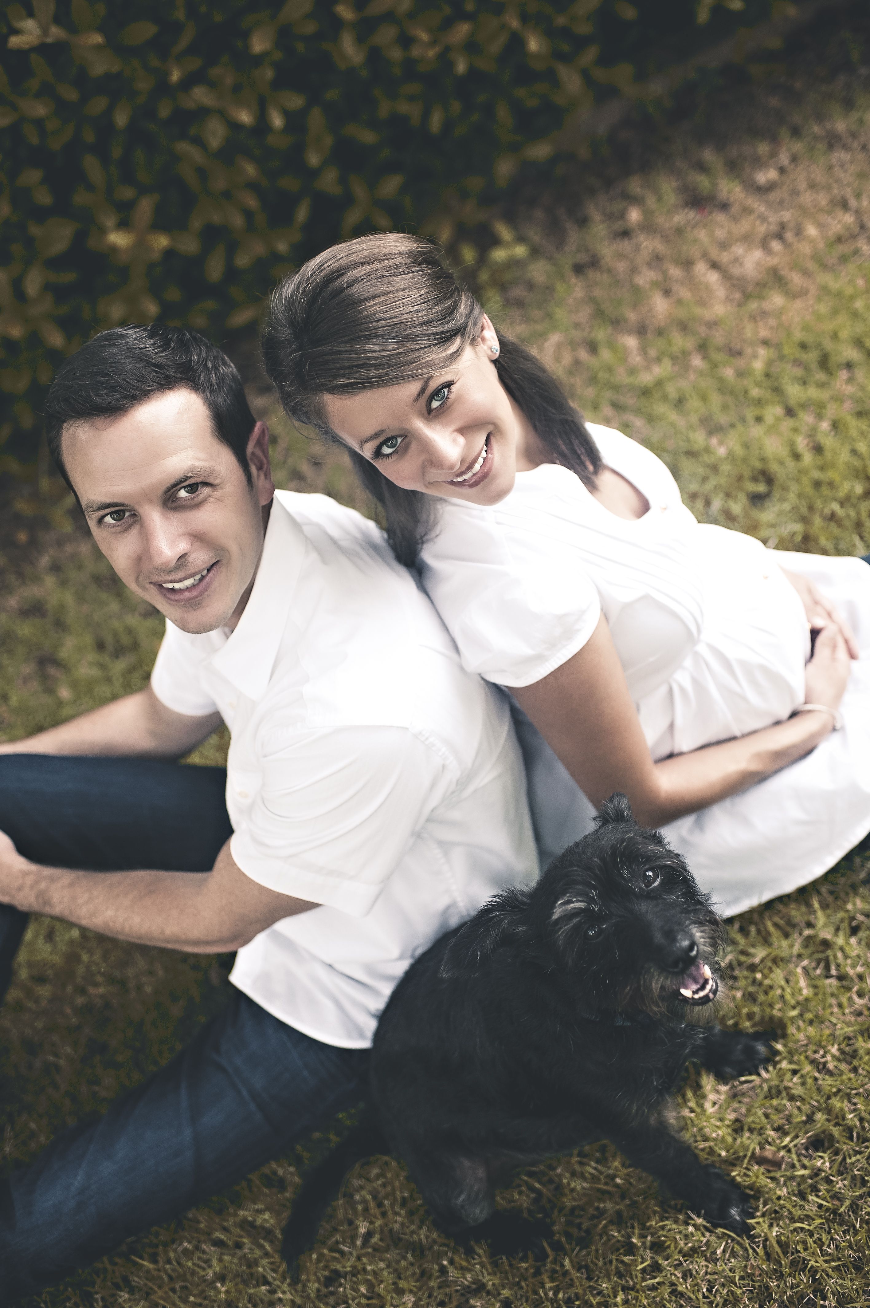 Ensaio externo de gestante fotos externas gestação Barra da Tijuca Rio de Janeiro família com cachorro pet