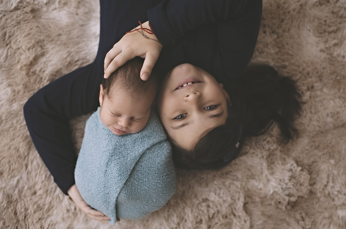 nascido, newborn, ensaio newborn, fotografia newborn, estúdio fotográfico na barra, barra da tijuca, foto com irmão