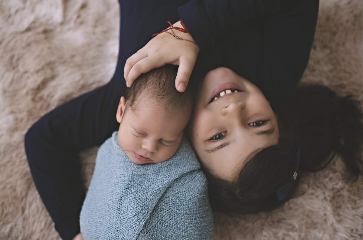 nascido, newborn, ensaio newborn, fotografia newborn, estúdio fotográfico na barra, barra da tijuca, foto com irmão