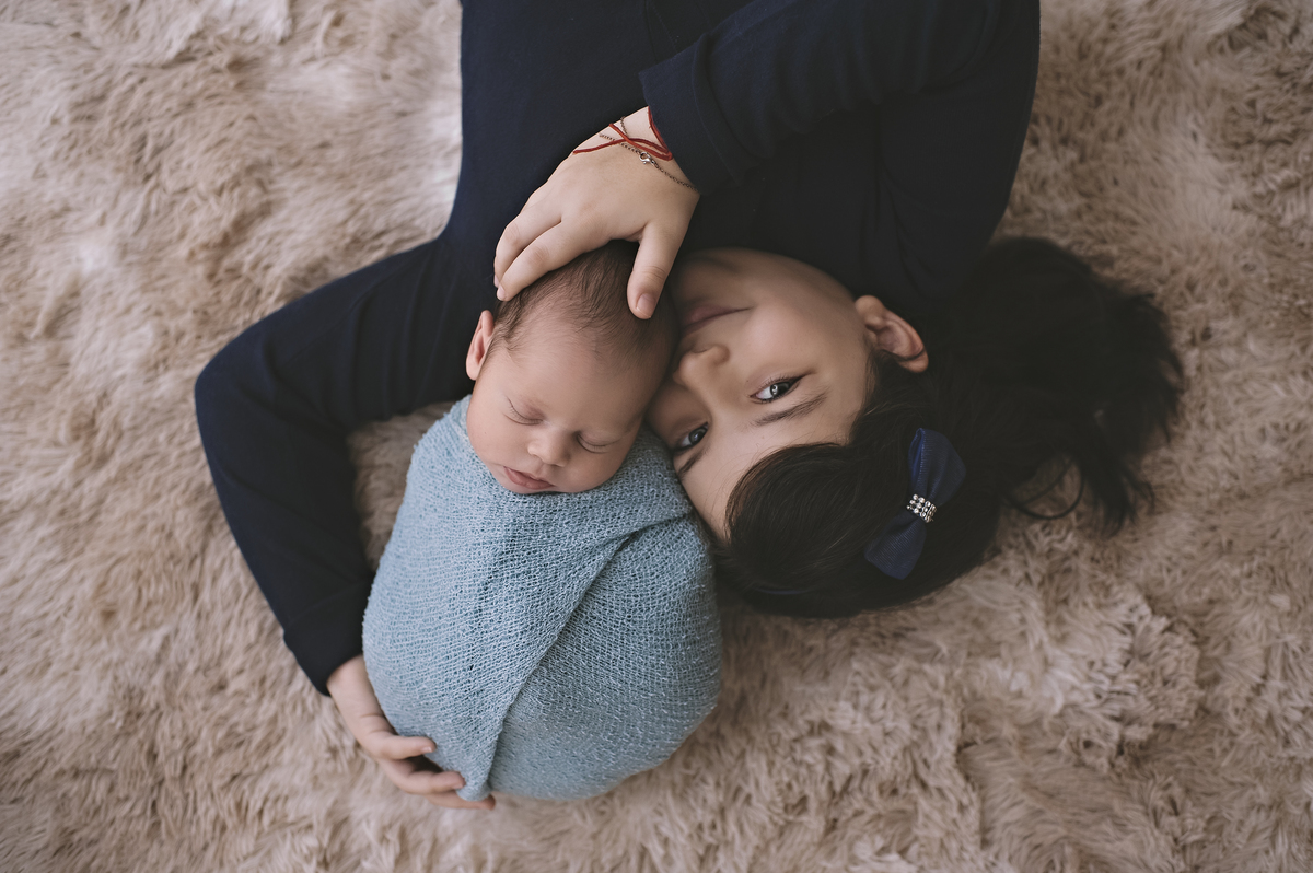 nascido, newborn, ensaio newborn, fotografia newborn, estúdio fotográfico na barra, barra da tijuca, foto com irmão