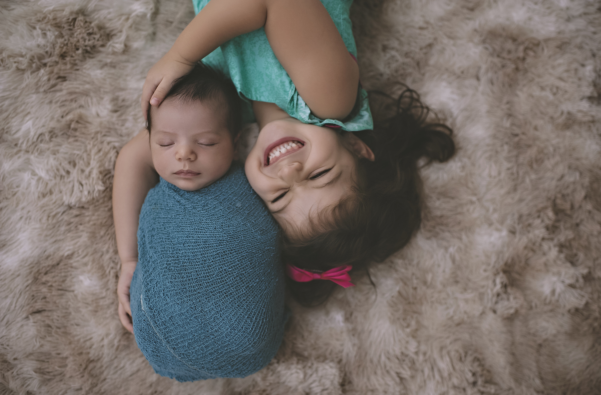 ensaio newborn, foto newborn, foto de recém-nascido, barra da tijuca, estudio meu sonho, barra tower offices, foto com a irma, amor de irmãos, irmão com newborn, ensaio newborn com irmão