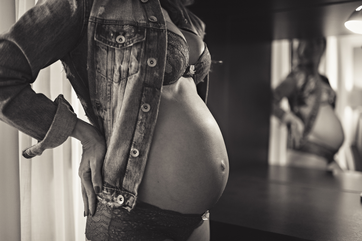 Foto de gestante, gestante, Rita Rodrigues Fotografia, ensaio elegante de gestante, barra da tijuca, ensaio em casa