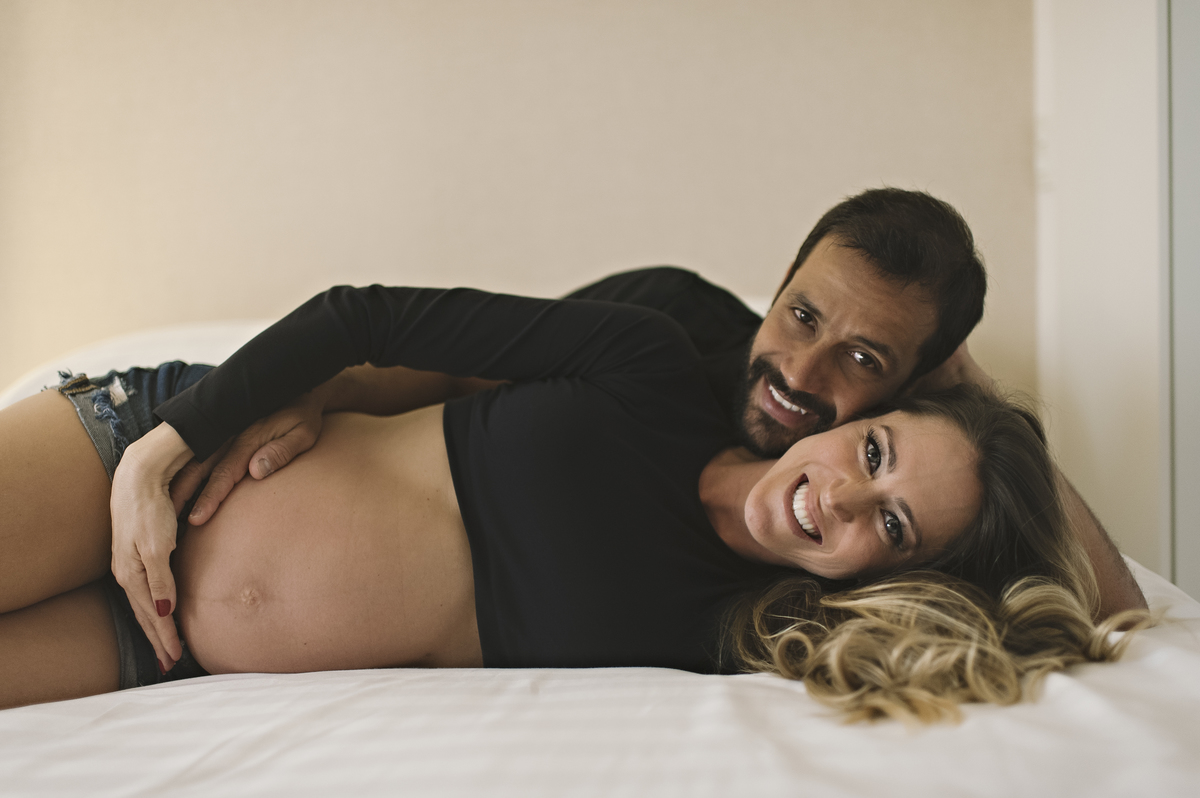 Foto de gestante, gestante, Rita Rodrigues Fotografia, ensaio elegante de gestante, barra da tijuca, ensaio em casa