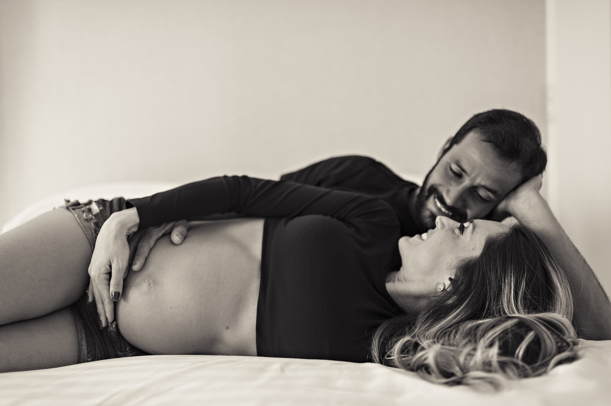 Foto de gestante, gestante, Rita Rodrigues Fotografia, ensaio elegante de gestante, barra da tijuca, ensaio em casa