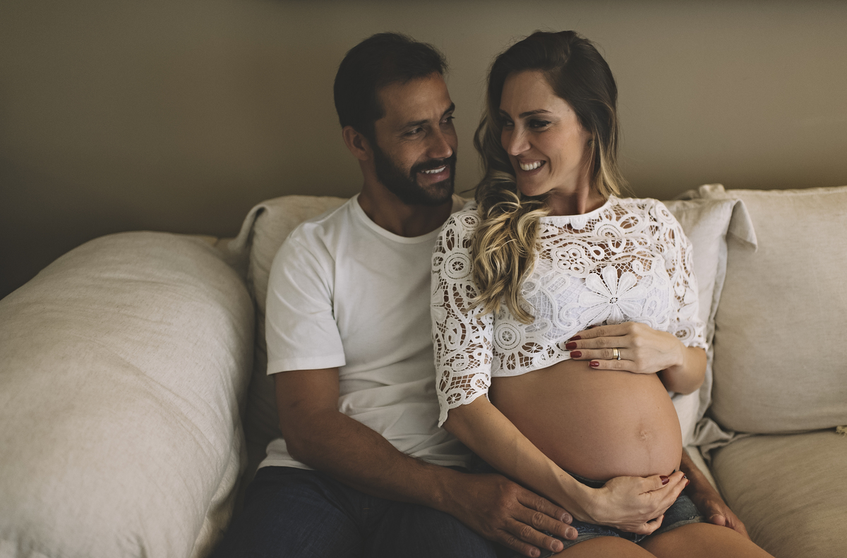 Foto de gestante, gestante, Rita Rodrigues Fotografia, ensaio elegante de gestante, barra da tijuca, ensaio em casa