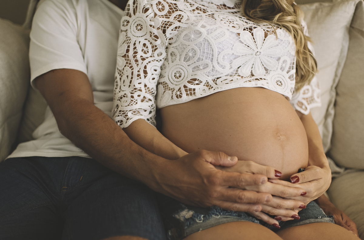 Foto de gestante, gestante, Rita Rodrigues Fotografia, ensaio elegante de gestante, barra da tijuca, ensaio em casa