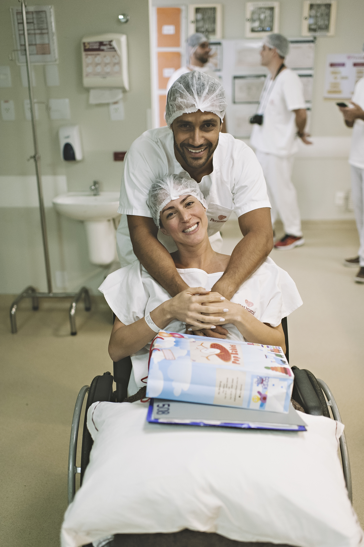 foto de parto, fotos na maternidade, parto, cesárea, nascimento, registro do nascimento, foto com emoção, registro do parto, perinatal da barra, parto com emoção, fotografia  de parto
