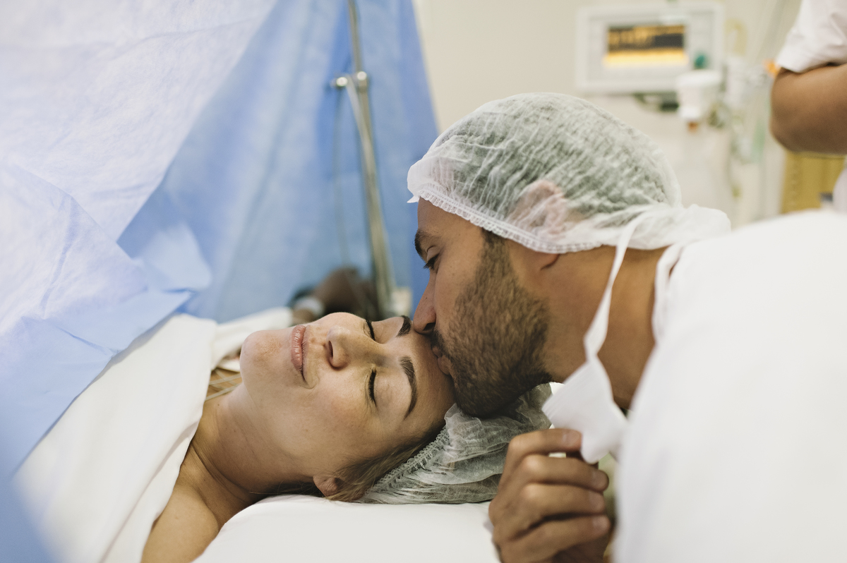 foto de parto, fotos na maternidade, parto, cesárea, nascimento, registro do nascimento, foto com emoção, registro do parto, perinatal da barra, parto com emoção, fotografia  de parto