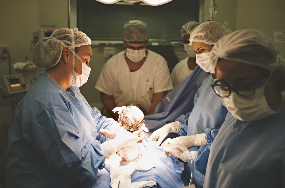 foto de parto, fotos na maternidade, parto, cesárea, nascimento, registro do nascimento, foto com emoção, registro do parto, perinatal da barra, parto com emoção, fotografia  de parto, nascimento, foto com emoção, parto emocionante, registro do parto