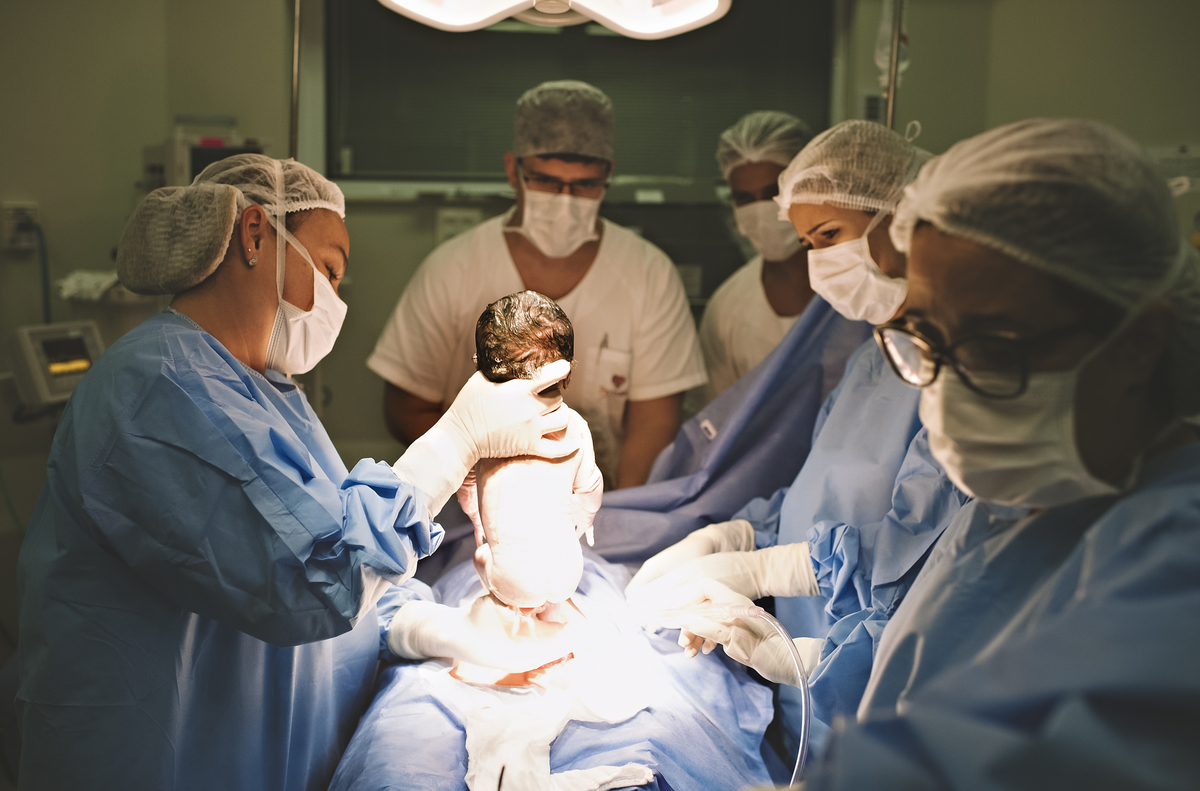 foto de parto, fotos na maternidade, parto, cesárea, nascimento, registro do nascimento, foto com emoção, registro do parto, perinatal da barra, parto com emoção, fotografia  de parto, nascimento, foto com emoção, parto emocionante, registro do parto