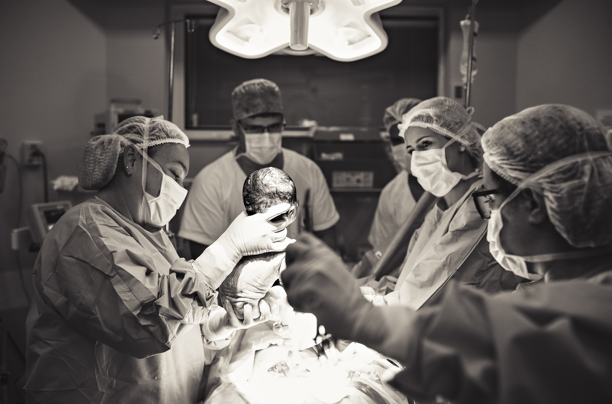 foto de parto, fotos na maternidade, parto, cesárea, nascimento, registro do nascimento, foto com emoção, registro do parto, perinatal da barra, parto com emoção, fotografia  de parto, nascimento, foto com emoção, parto emocionante, registro do parto