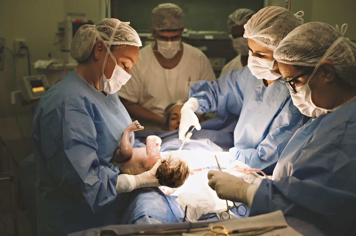 foto de parto, fotos na maternidade, parto, cesárea, nascimento, registro do nascimento, foto com emoção, registro do parto, perinatal da barra, parto com emoção, fotografia  de parto, nascimento, foto com emoção, parto emocionante, registro do parto