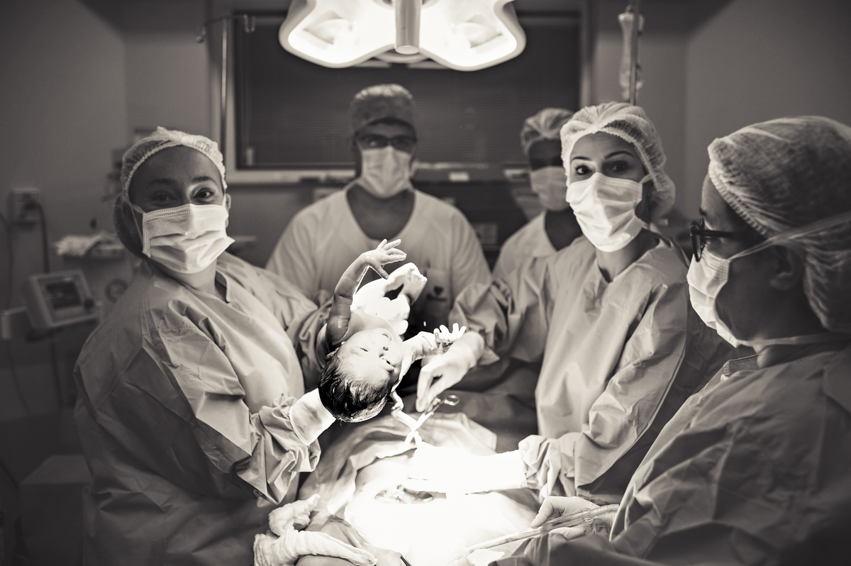 foto de parto, fotos na maternidade, parto, cesárea, nascimento, registro do nascimento, foto com emoção, registro do parto, perinatal da barra, parto com emoção, fotografia  de parto, nascimento, foto com emoção, parto emocionante, registro do parto