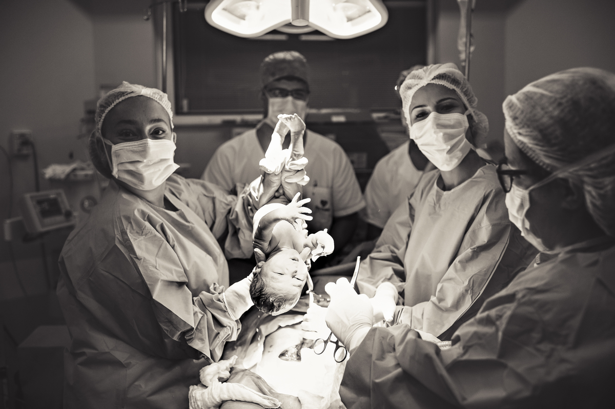 foto de parto, fotos na maternidade, parto, cesárea, nascimento, registro do nascimento, foto com emoção, registro do parto, perinatal da barra, parto com emoção, fotografia  de parto, nascimento, foto com emoção, parto emocionante, registro do parto