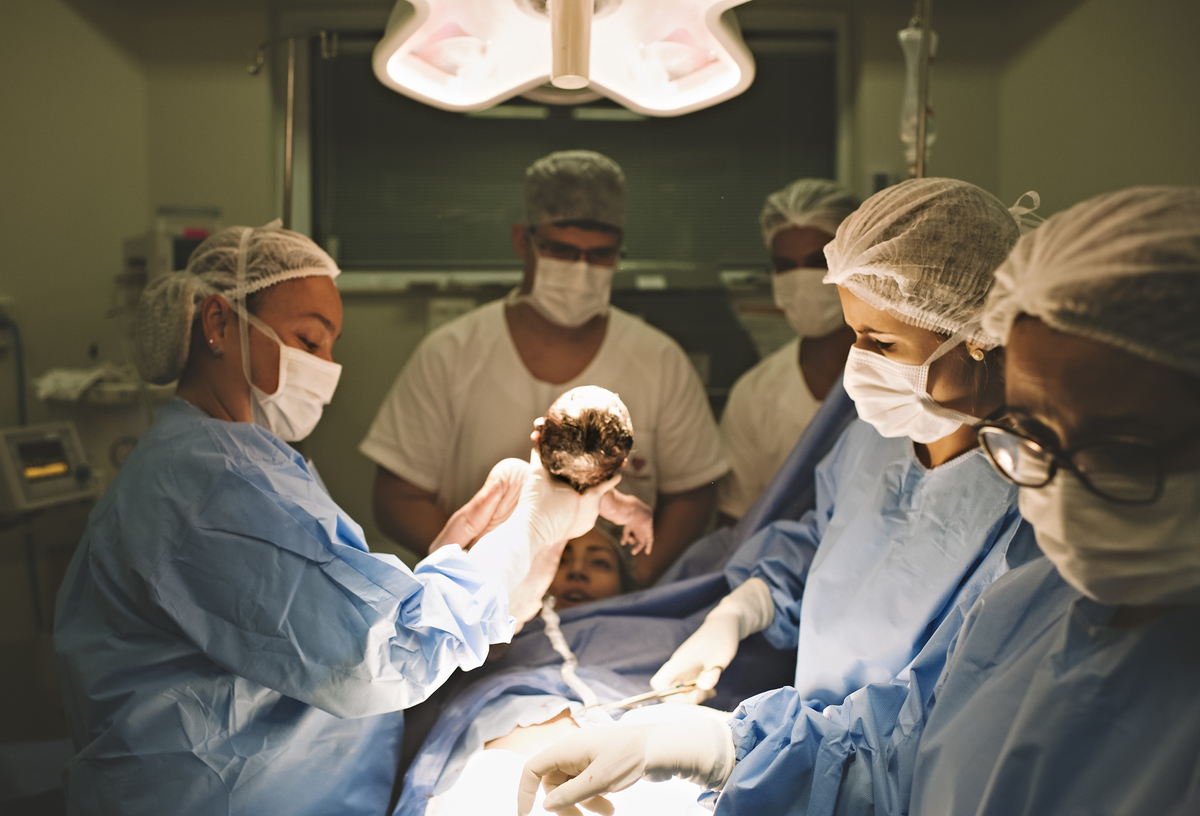 foto de parto, fotos na maternidade, parto, cesárea, nascimento, registro do nascimento, foto com emoção, registro do parto, perinatal da barra, parto com emoção, fotografia  de parto, nascimento, foto com emoção, parto emocionante, registro do parto