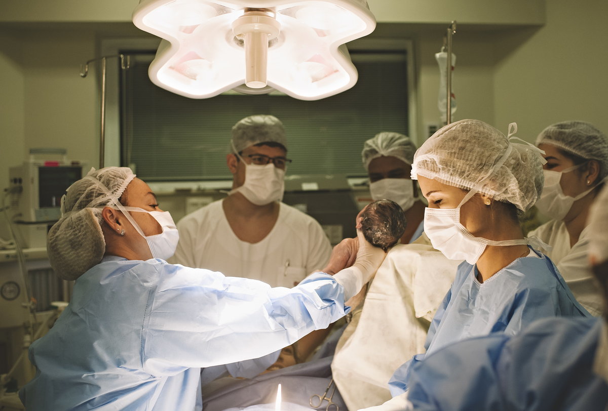 foto de parto, fotos na maternidade, parto, cesárea, nascimento, registro do nascimento, foto com emoção, registro do parto, perinatal da barra, parto com emoção, fotografia  de parto, nascimento, foto com emoção, parto emocionante, registro do parto