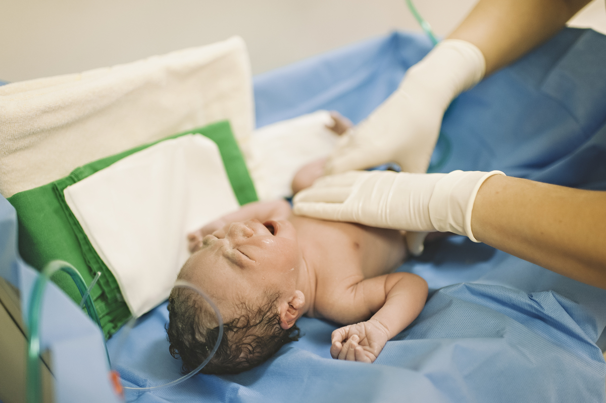 foto de parto, fotos na maternidade, parto, cesárea, nascimento, registro do nascimento, foto com emoção, registro do parto, perinatal da barra, parto com emoção, fotografia  de parto, nascimento, foto com emoção, parto emocionante, registro do parto