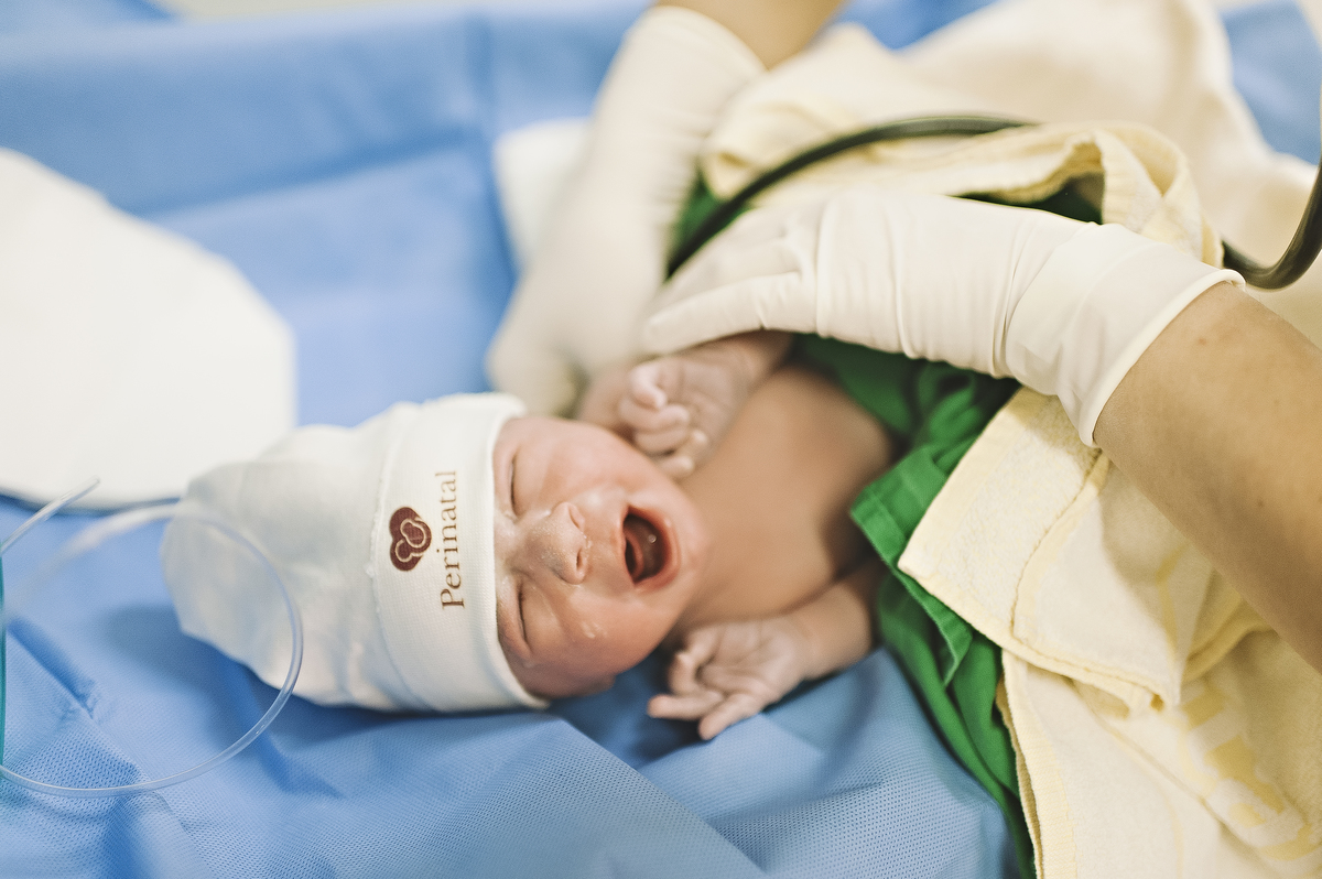 foto de parto, fotos na maternidade, parto, cesárea, nascimento, registro do nascimento, foto com emoção, registro do parto, perinatal da barra, parto com emoção, fotografia  de parto, nascimento, foto com emoção, parto emocionante, registro do parto