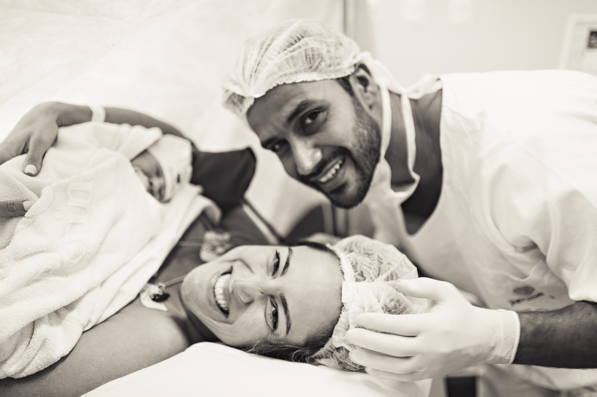 foto de parto, fotos na maternidade, parto, cesárea, nascimento, registro do nascimento, foto com emoção, registro do parto, perinatal da barra, parto com emoção, fotografia  de parto, nascimento, foto com emoção, parto emocionante, registro do parto