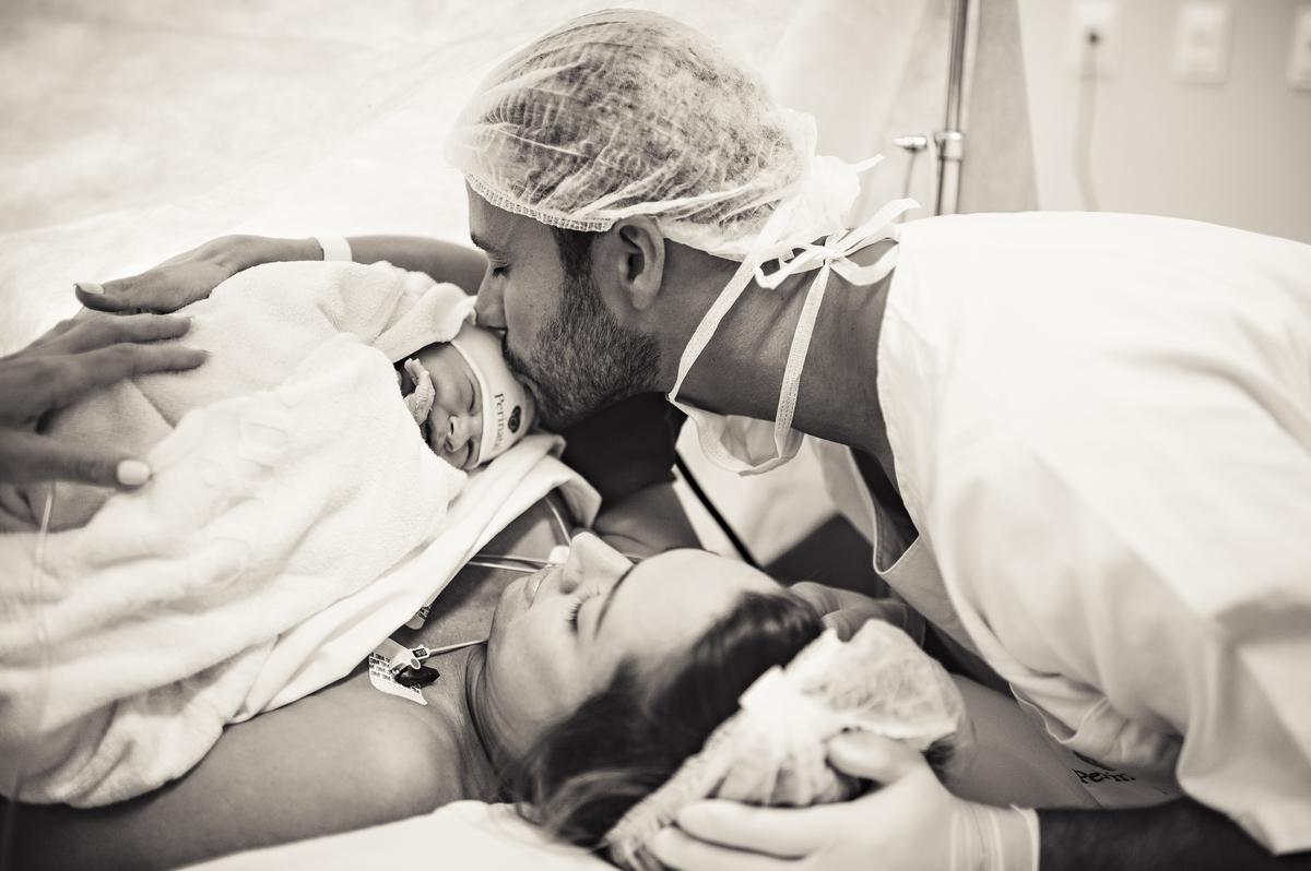 foto de parto, fotos na maternidade, parto, cesárea, nascimento, registro do nascimento, foto com emoção, registro do parto, perinatal da barra, parto com emoção, fotografia  de parto, nascimento, foto com emoção, parto emocionante, registro do parto