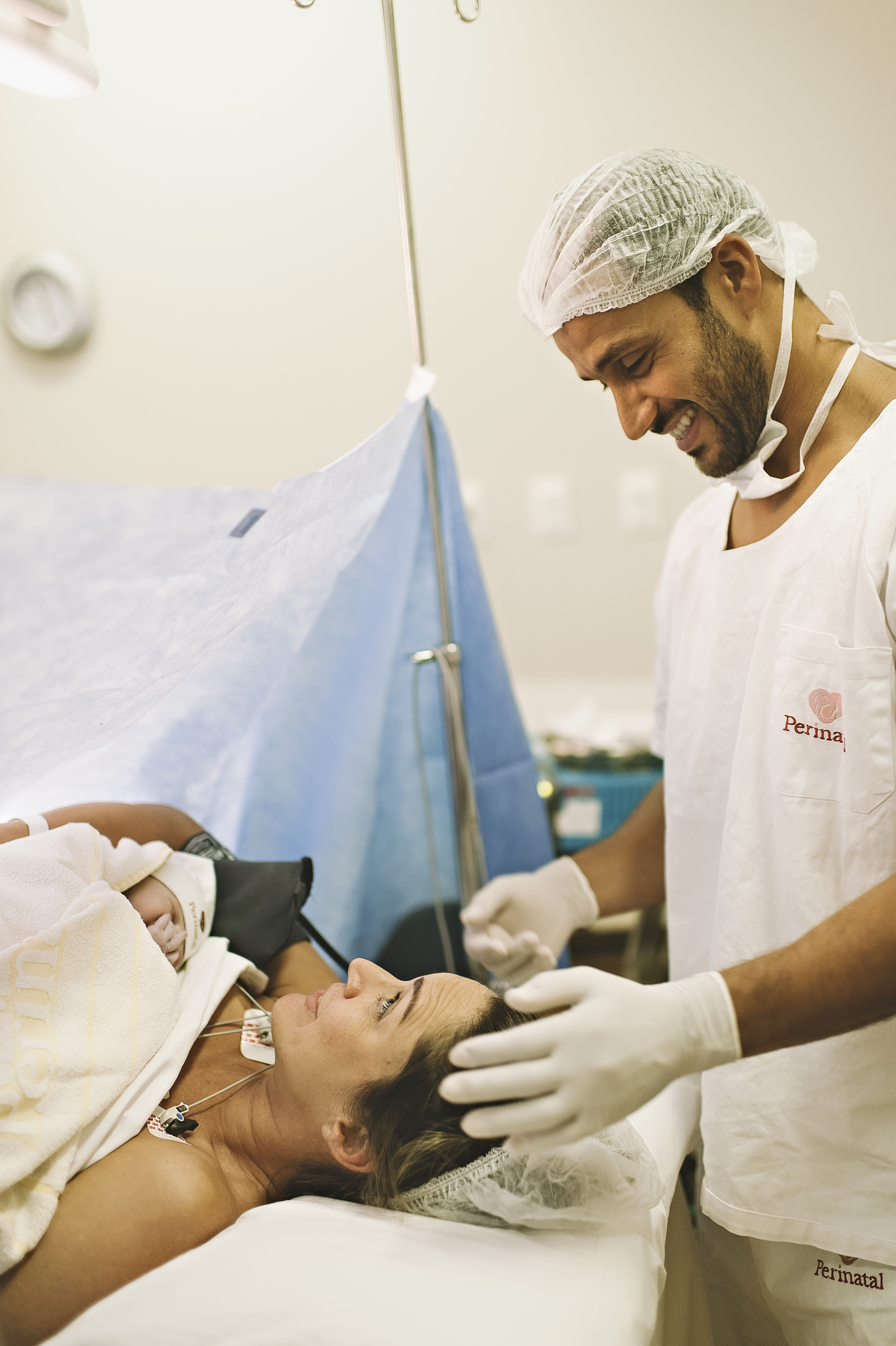 foto de parto, fotos na maternidade, parto, cesárea, nascimento, registro do nascimento, foto com emoção, registro do parto, perinatal da barra, parto com emoção, fotografia  de parto, nascimento, foto com emoção, parto emocionante, registro do parto