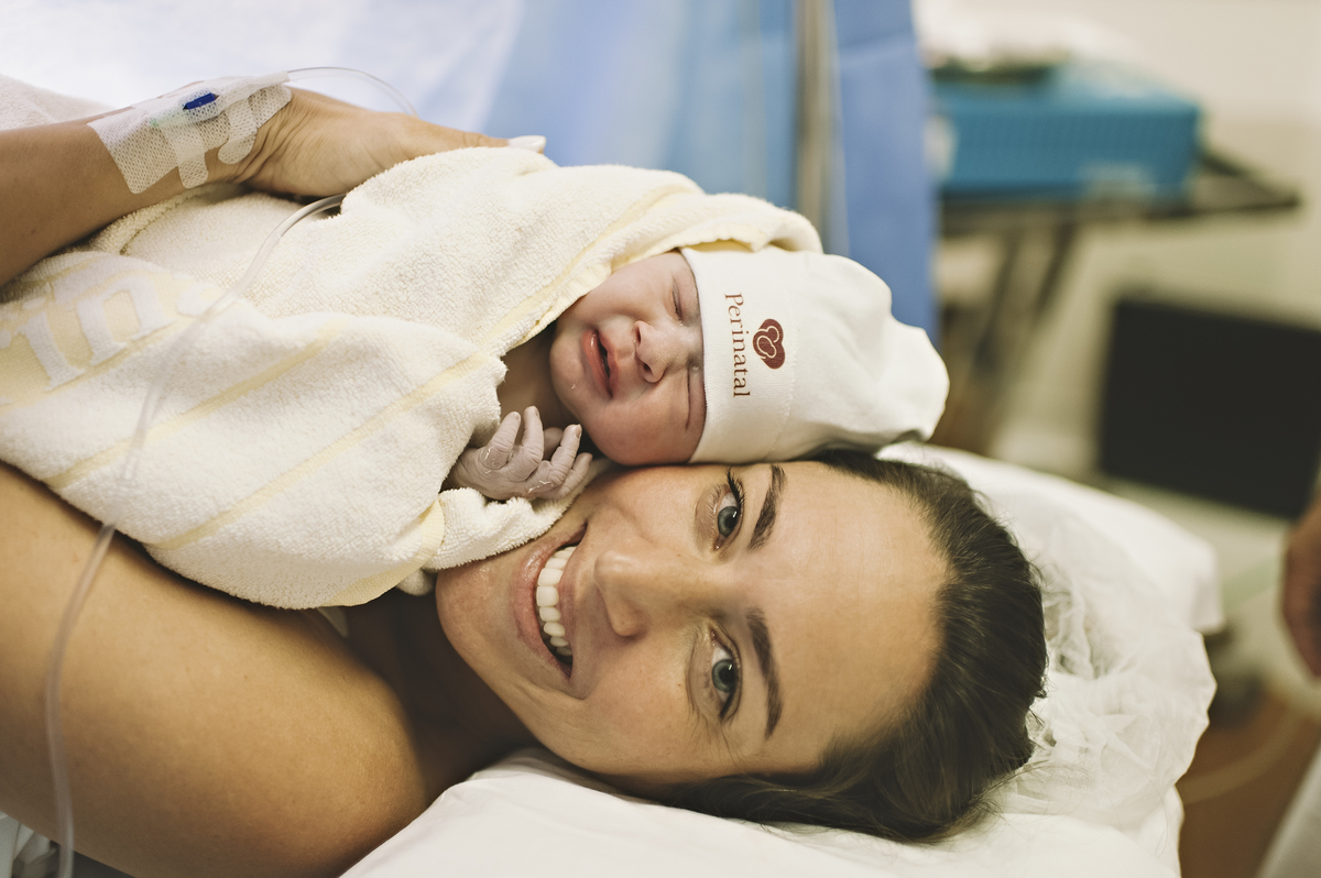 foto de parto, fotos na maternidade, parto, cesárea, nascimento, registro do nascimento, foto com emoção, registro do parto, perinatal da barra, parto com emoção, fotografia  de parto, nascimento, foto com emoção, parto emocionante, registro do parto