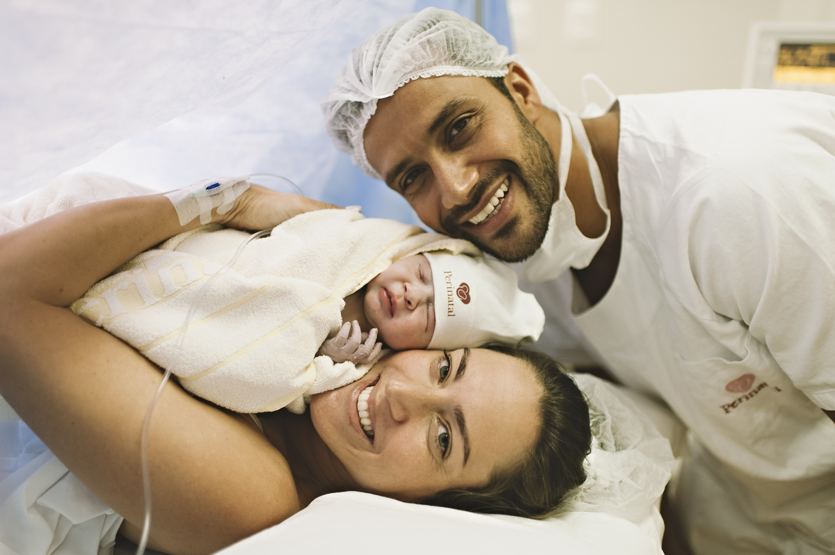 foto de parto, fotos na maternidade, parto, cesárea, nascimento, registro do nascimento, foto com emoção, registro do parto, perinatal da barra, parto com emoção, fotografia  de parto, nascimento, foto com emoção, parto emocionante, registro do parto