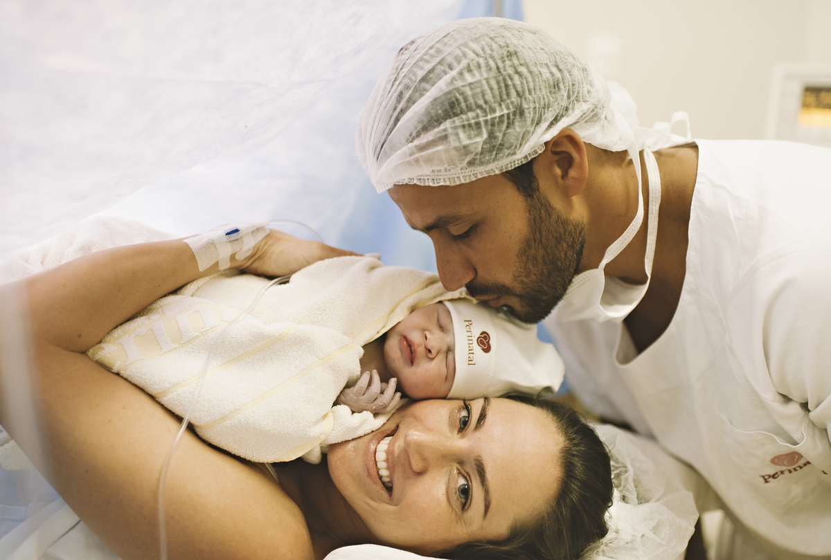 foto de parto, fotos na maternidade, parto, cesárea, nascimento, registro do nascimento, foto com emoção, registro do parto, perinatal da barra, parto com emoção, fotografia  de parto, nascimento, foto com emoção, parto emocionante, registro do parto