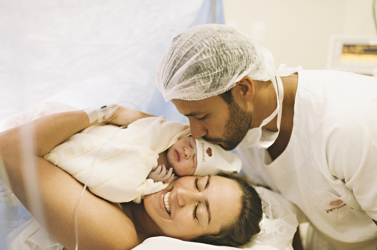 foto de parto, fotos na maternidade, parto, cesárea, nascimento, registro do nascimento, foto com emoção, registro do parto, perinatal da barra, parto com emoção, fotografia  de parto, nascimento, foto com emoção, parto emocionante, registro do parto